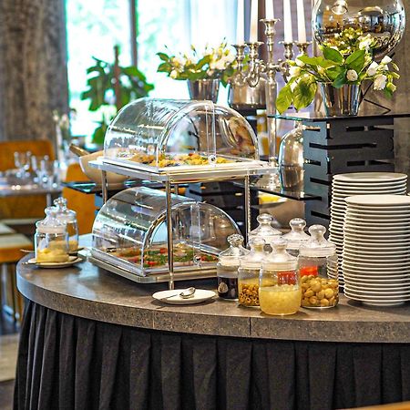 Willa Port Ostroda Ngoại thất bức ảnh A buffet at a hotel