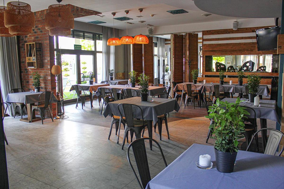 Willa Port Ostroda Ngoại thất bức ảnh Restaurant