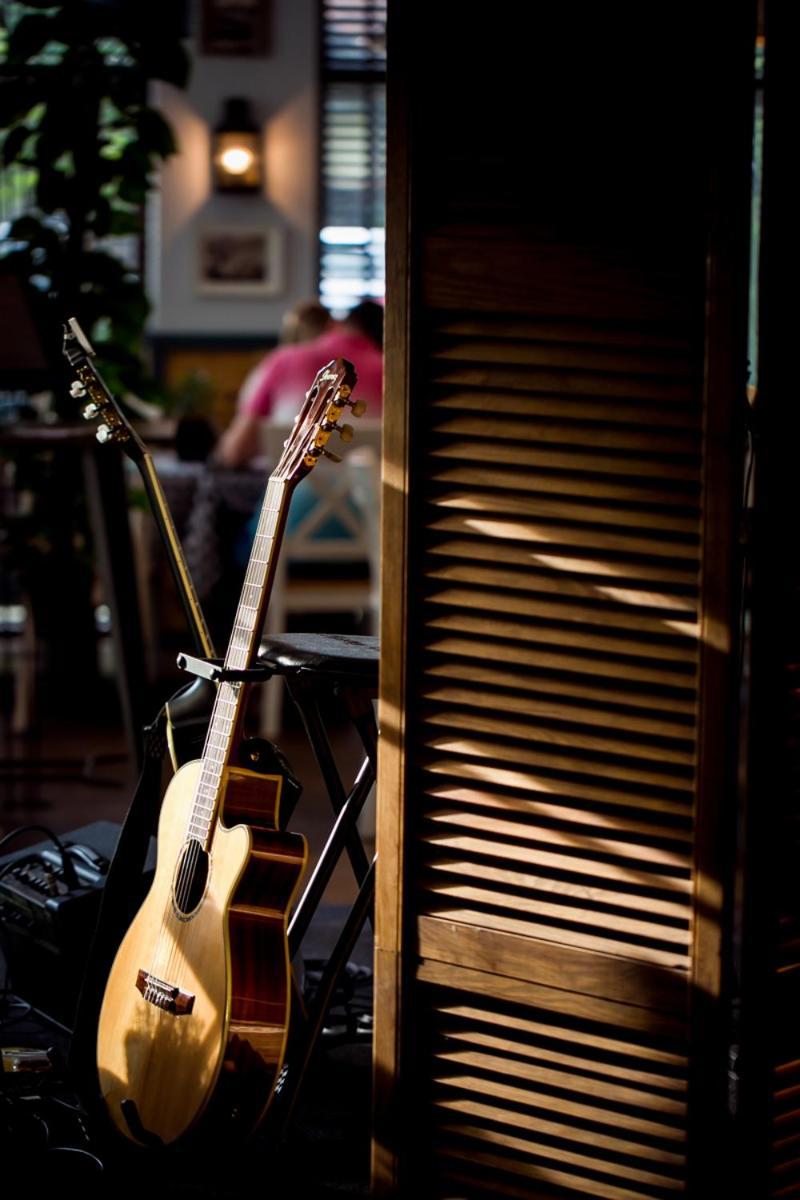 Willa Port Ostroda Ngoại thất bức ảnh A guitar in a stand
