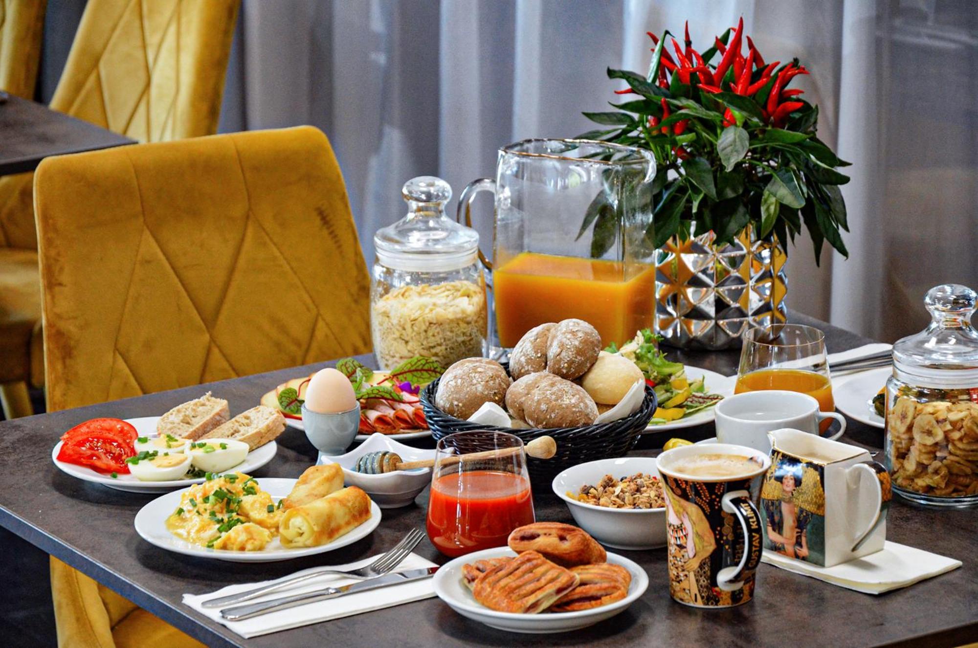 Willa Port Ostroda Ngoại thất bức ảnh A typical Israeli breakfast
