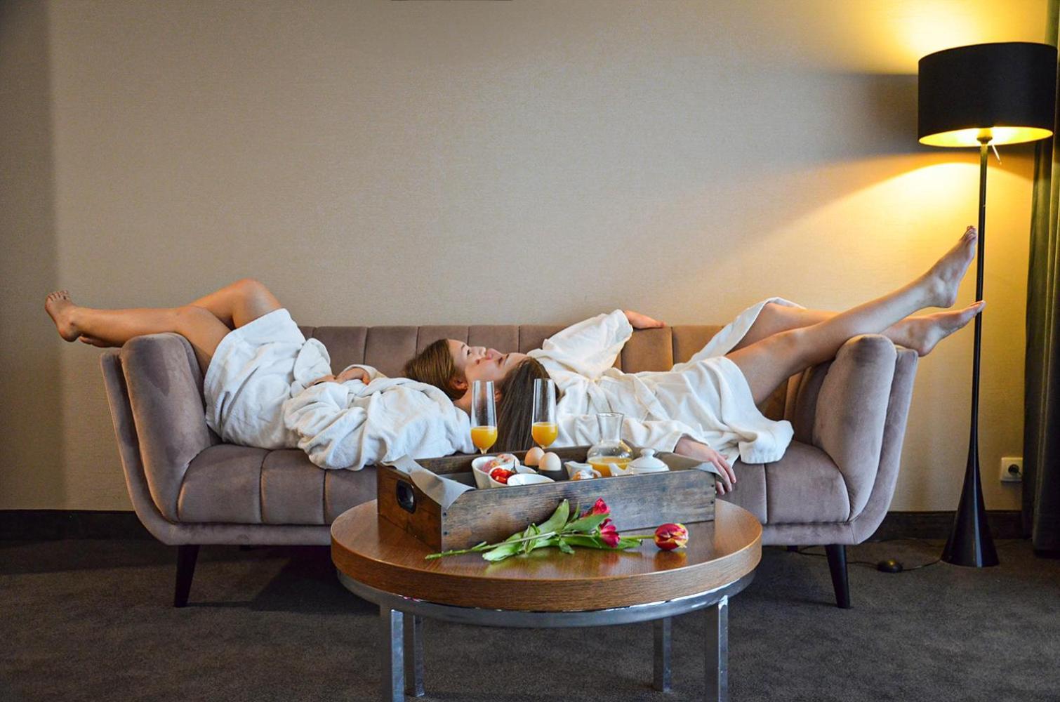 Willa Port Ostroda Ngoại thất bức ảnh A woman relaxing at a spa