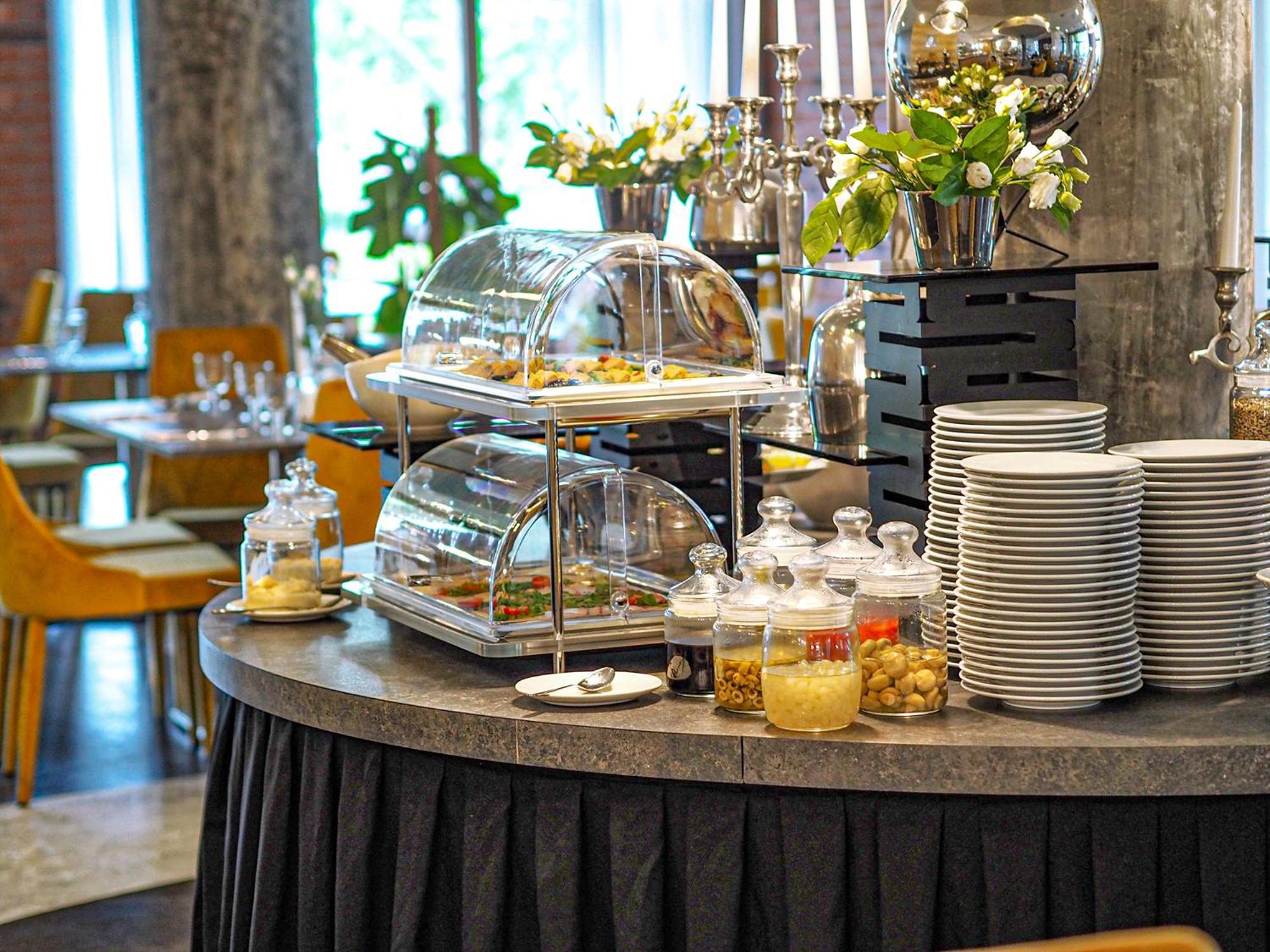 Willa Port Ostroda Ngoại thất bức ảnh A buffet at a hotel