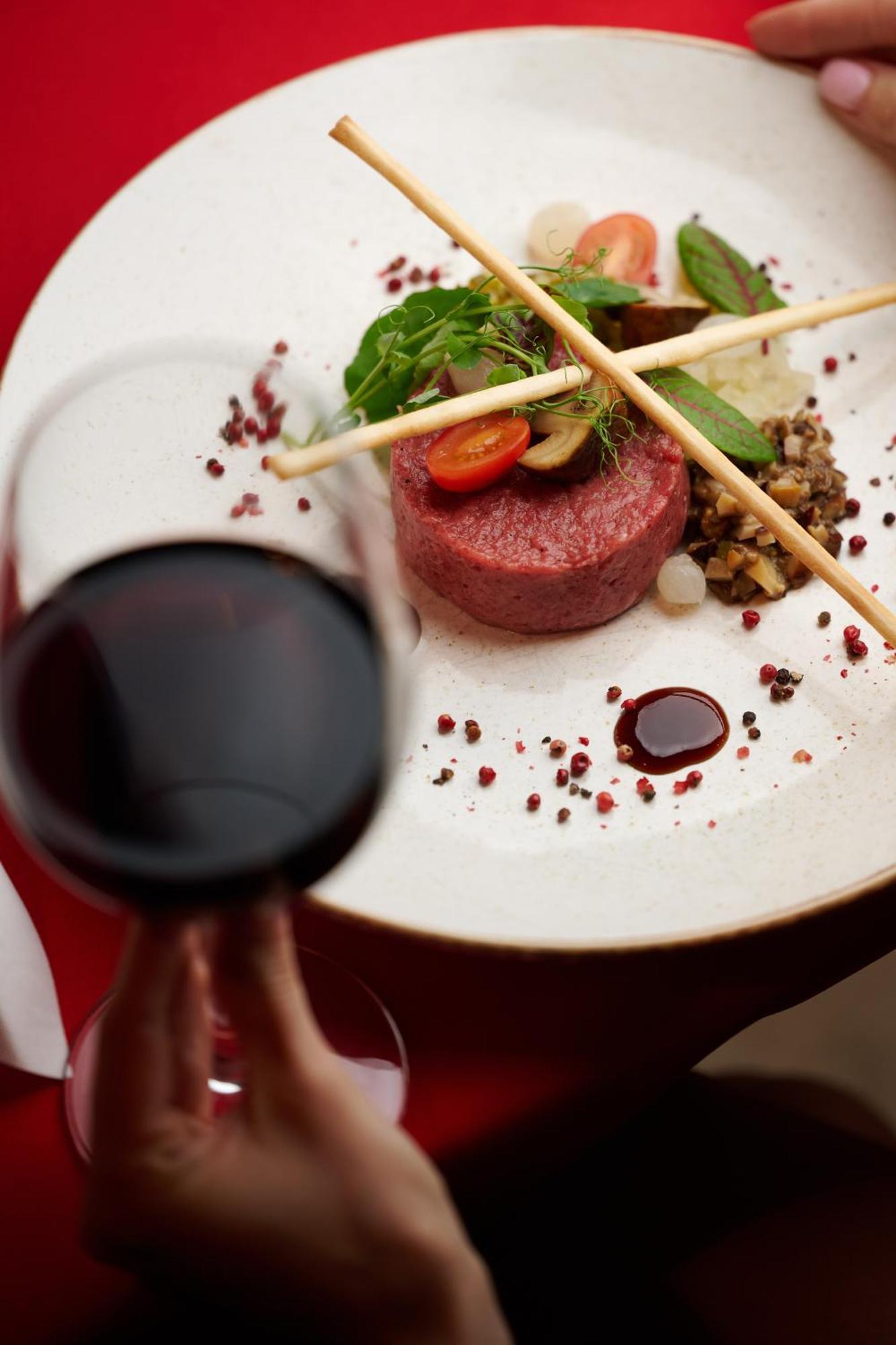 Willa Port Ostroda Ngoại thất bức ảnh A steak and wine dinner