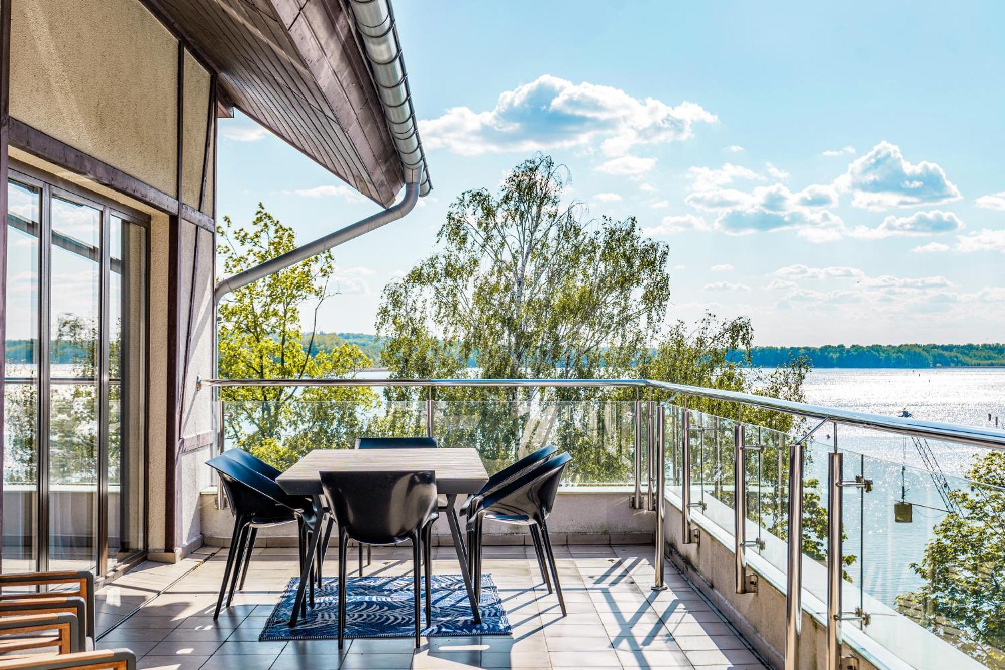 Willa Port Ostroda Ngoại thất bức ảnh A balcony