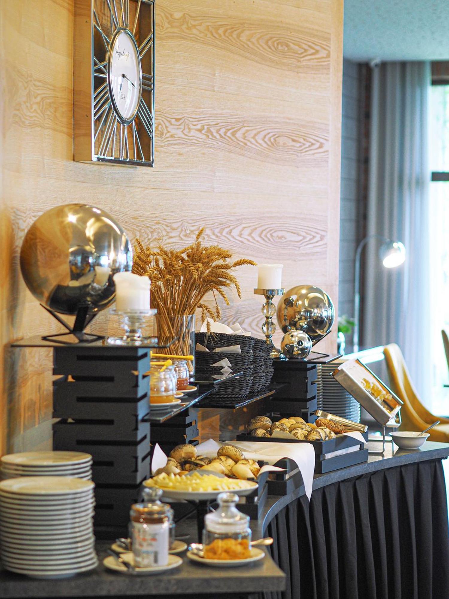 Willa Port Ostroda Ngoại thất bức ảnh A buffet at a hotel