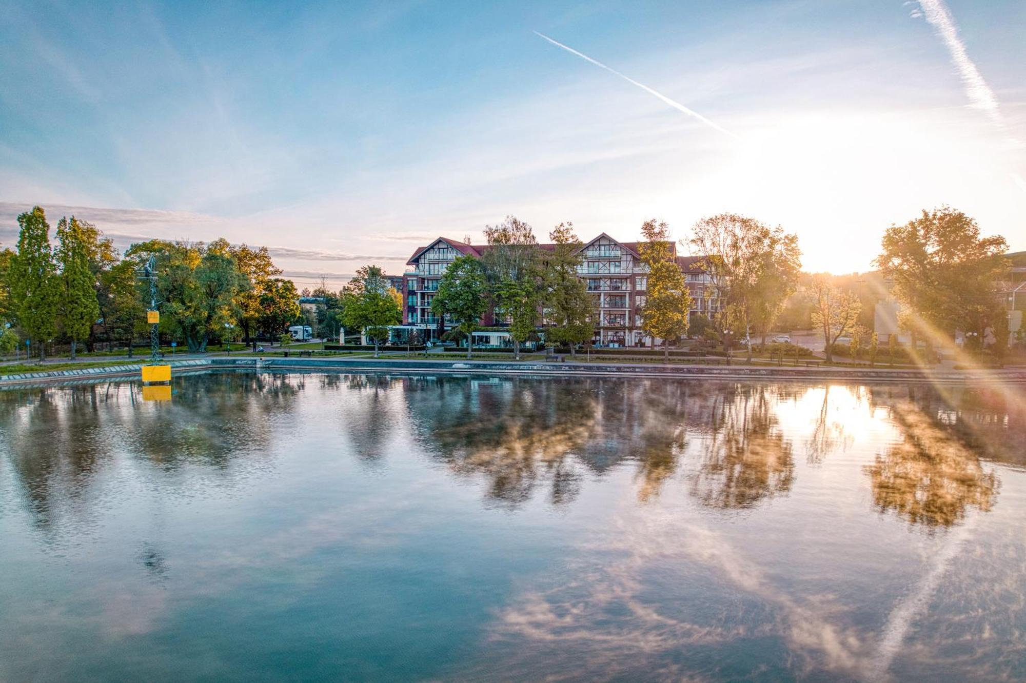 Willa Port Ostroda Ngoại thất bức ảnh The lake at the campus of the University of Applied Sciences and Medical University of Southern Tyrol