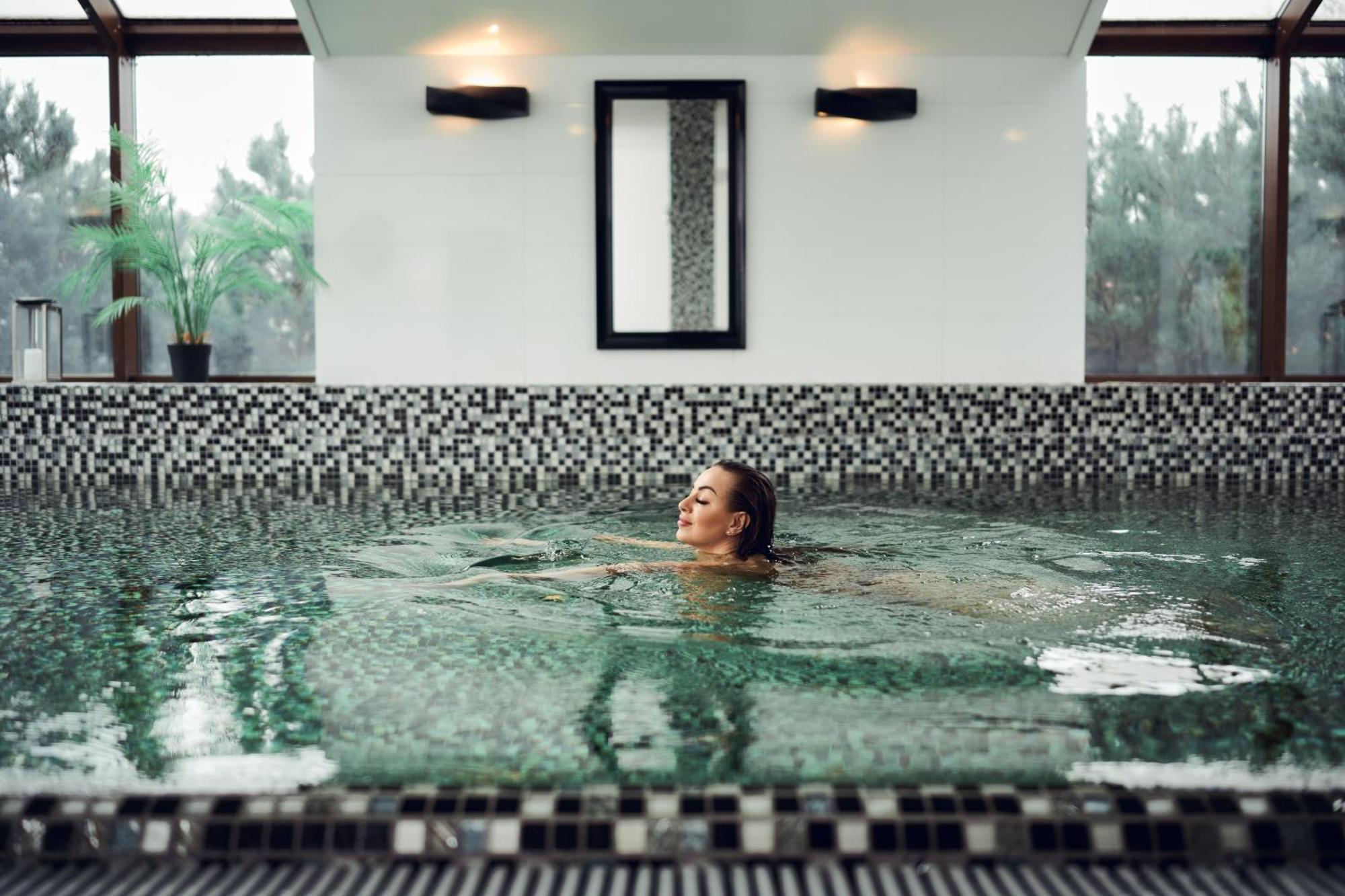 Willa Port Ostroda Ngoại thất bức ảnh A woman swimming in a pool