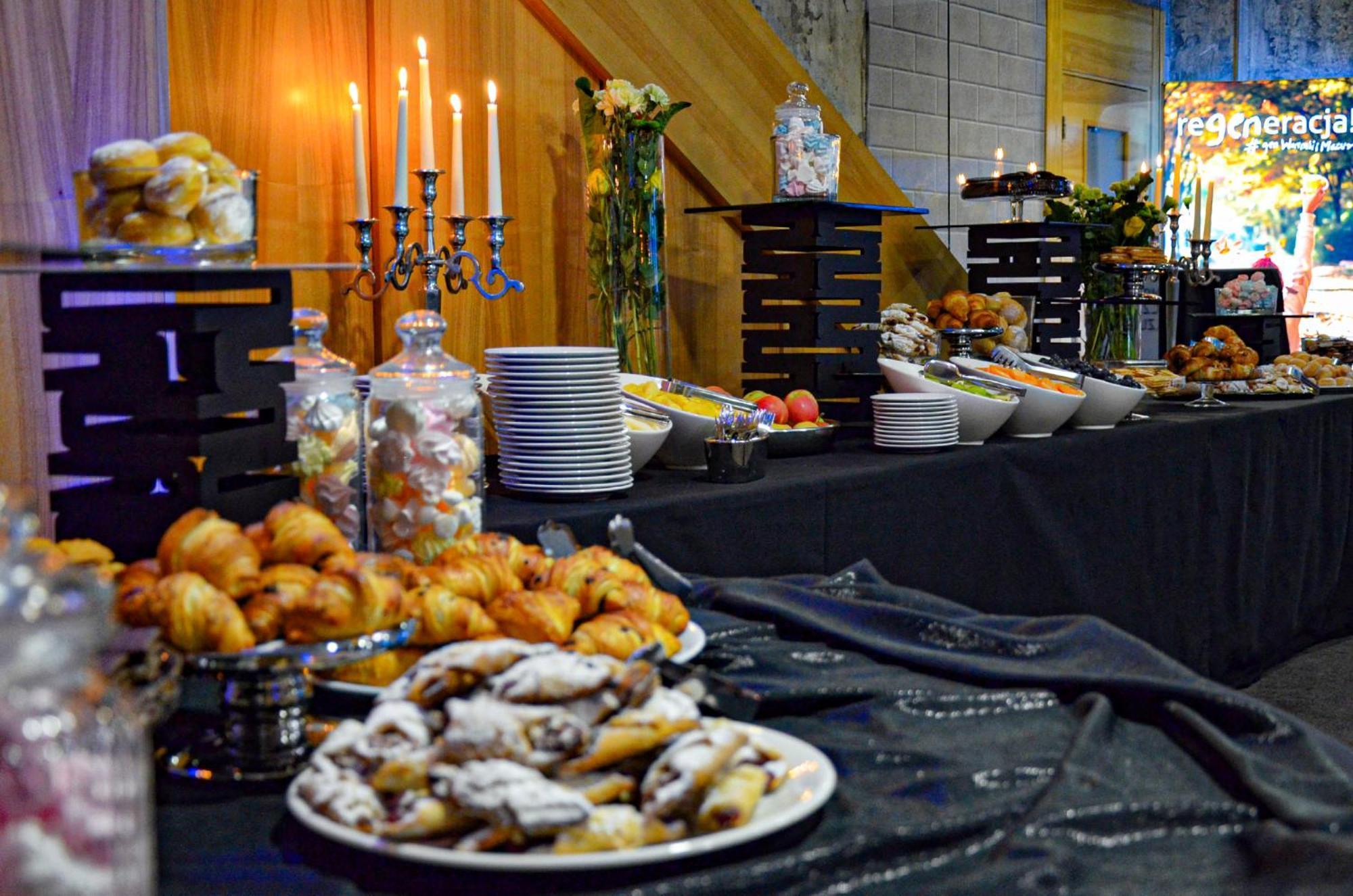 Willa Port Ostroda Ngoại thất bức ảnh A buffet at a wedding reception